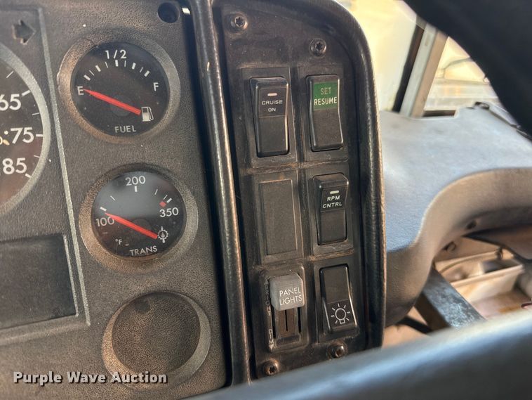 image for item ES5617 2001 Freightliner FS65 school bus