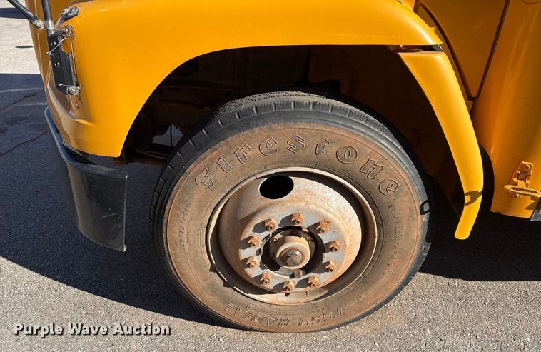 image for item ES5617 2001 Freightliner FS65 school bus