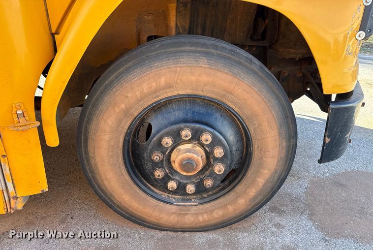 image for item ES5617 2001 Freightliner FS65 school bus