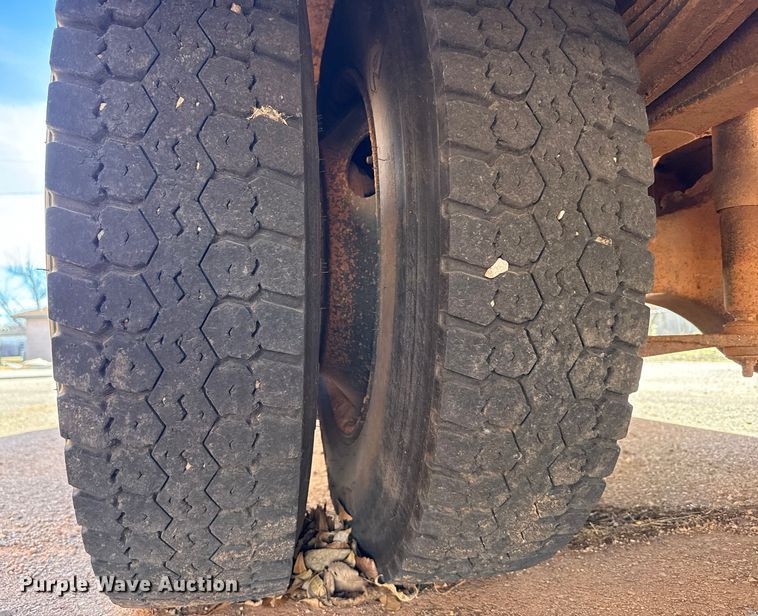 image for item ES5617 2001 Freightliner FS65 school bus