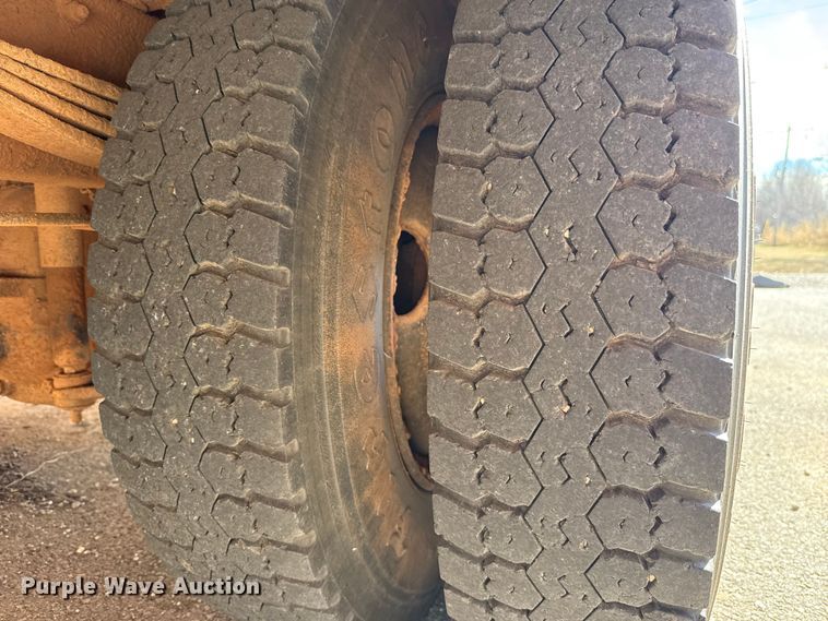 image for item ES5617 2001 Freightliner FS65 school bus