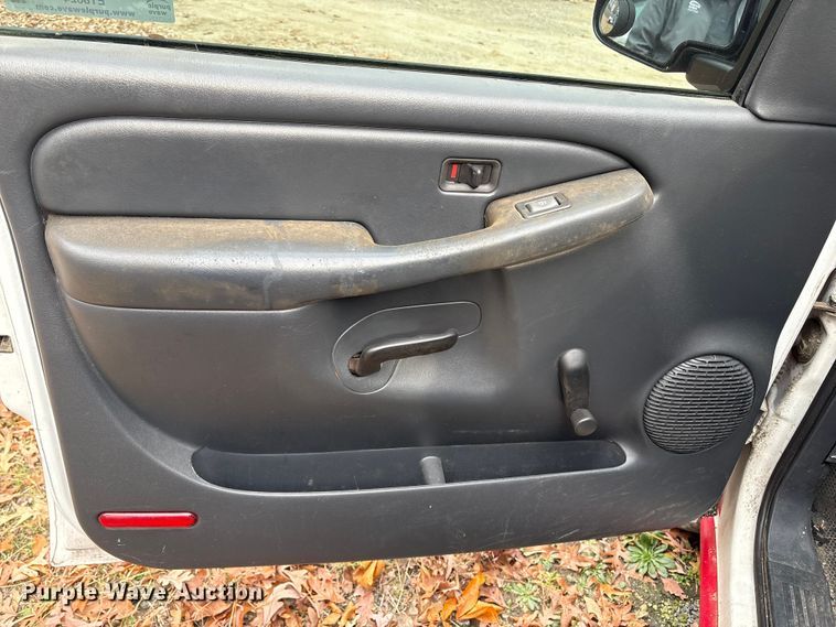 image for item ET8624 2001 Chevrolet Suburban SUV