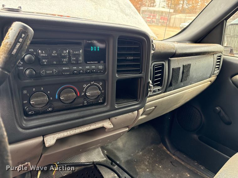 image for item ET8624 2001 Chevrolet Suburban SUV