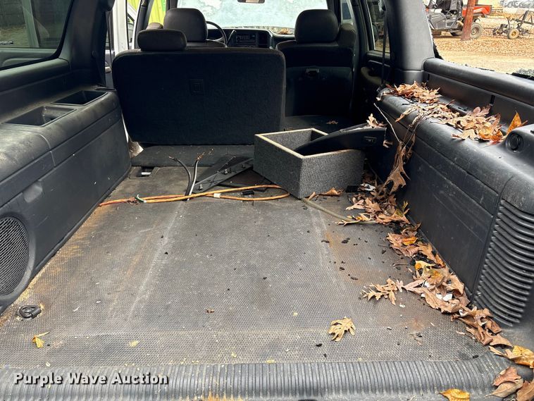 image for item ET8624 2001 Chevrolet Suburban SUV