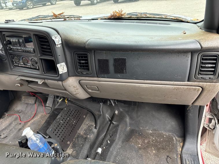 image for item ET8624 2001 Chevrolet Suburban SUV