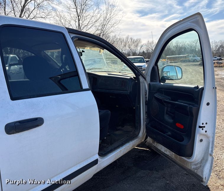 image for item EV2592 2004 Dodge Ram 1500 Ext. Cab pickup truck