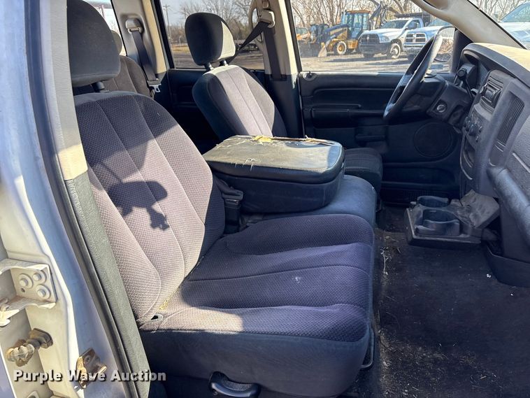 image for item EV2592 2004 Dodge Ram 1500 Ext. Cab pickup truck