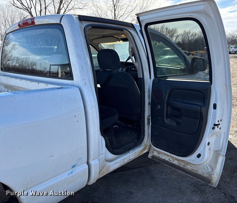 image for item EV2592 2004 Dodge Ram 1500 Ext. Cab pickup truck
