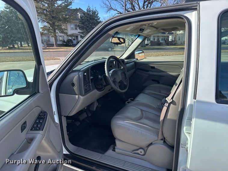 image for item FB0544 2006 Chevrolet Suburban SUV