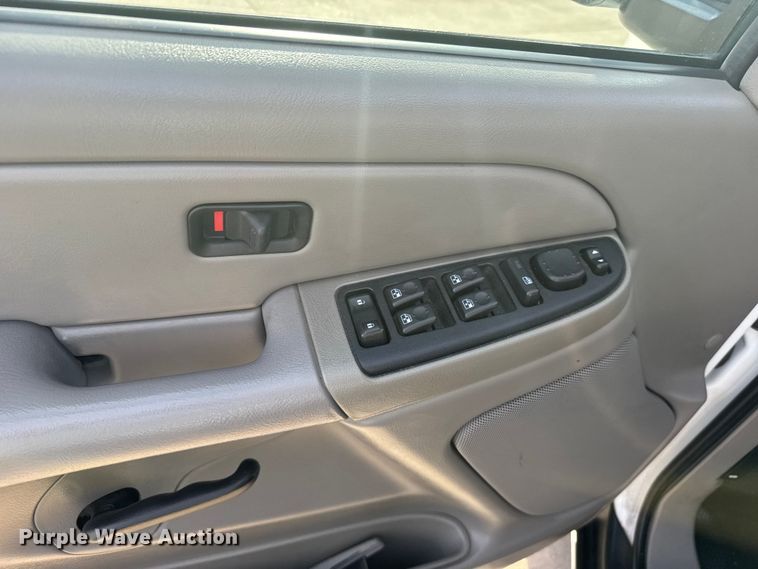 image for item FB0544 2006 Chevrolet Suburban SUV