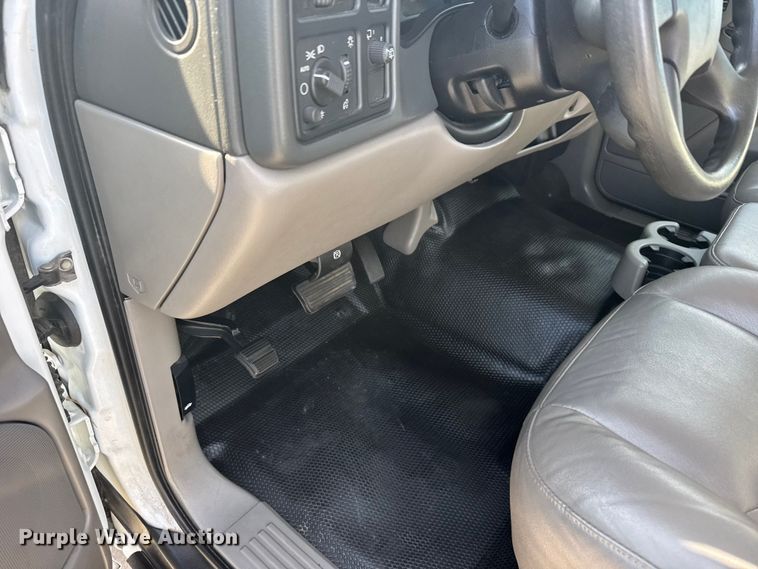 image for item FB0544 2006 Chevrolet Suburban SUV