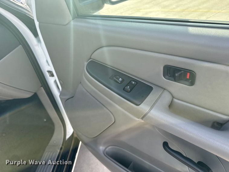 image for item FB0544 2006 Chevrolet Suburban SUV