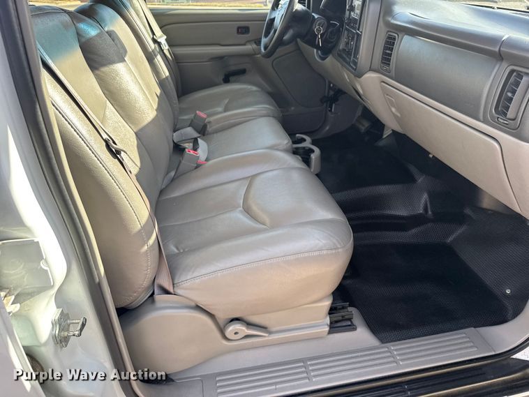 image for item FB0544 2006 Chevrolet Suburban SUV