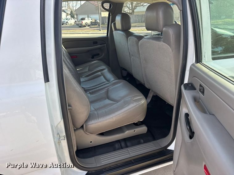 image for item FB0544 2006 Chevrolet Suburban SUV