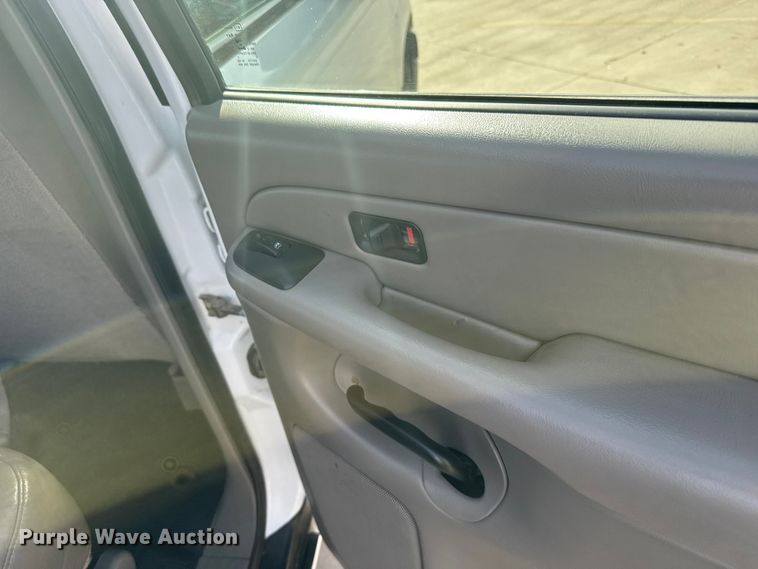 image for item FB0544 2006 Chevrolet Suburban SUV