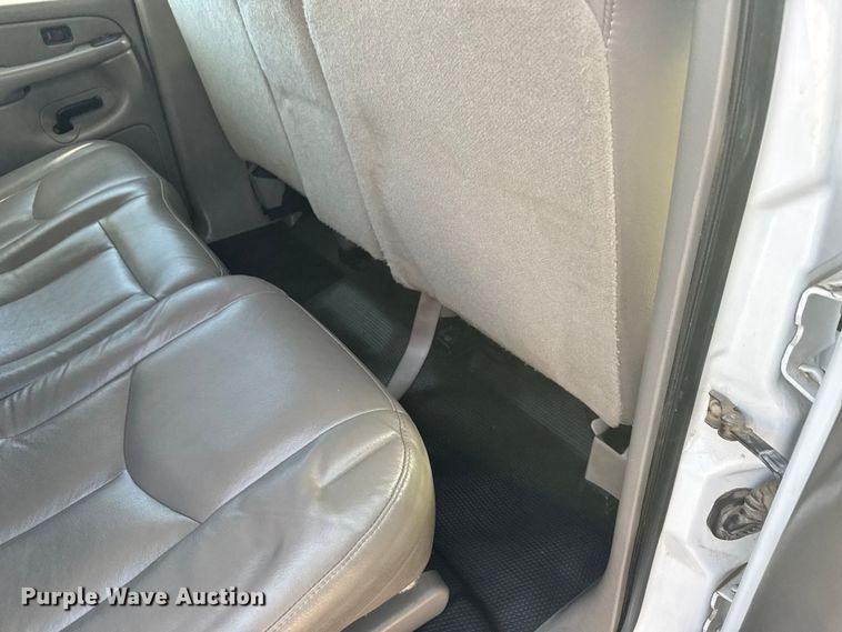 image for item FB0544 2006 Chevrolet Suburban SUV