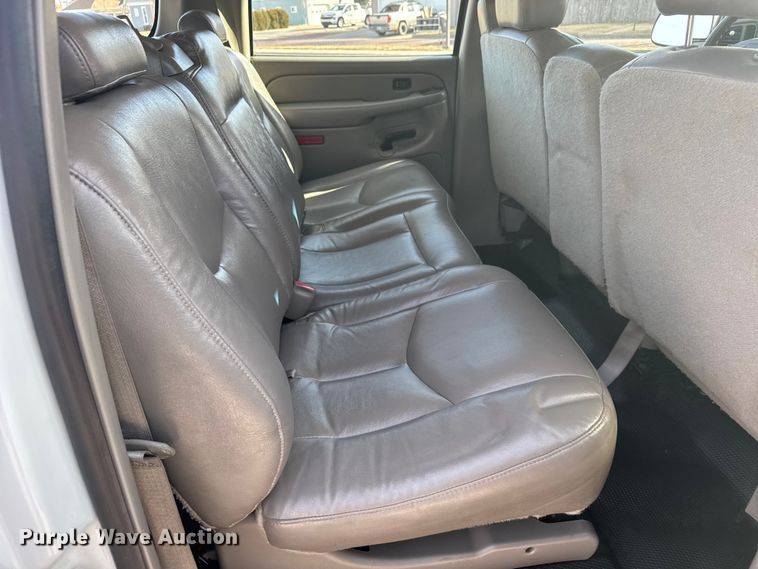 image for item FB0544 2006 Chevrolet Suburban SUV