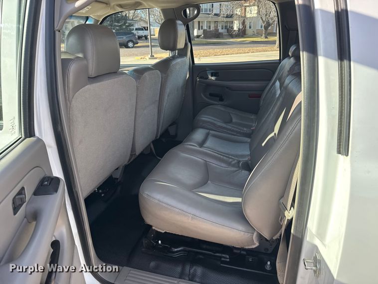 image for item FB0544 2006 Chevrolet Suburban SUV