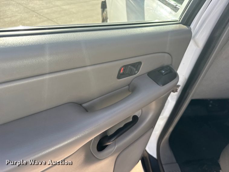 image for item FB0544 2006 Chevrolet Suburban SUV