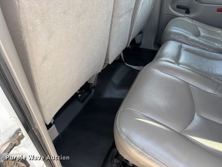 image for item FB0544 2006 Chevrolet Suburban SUV