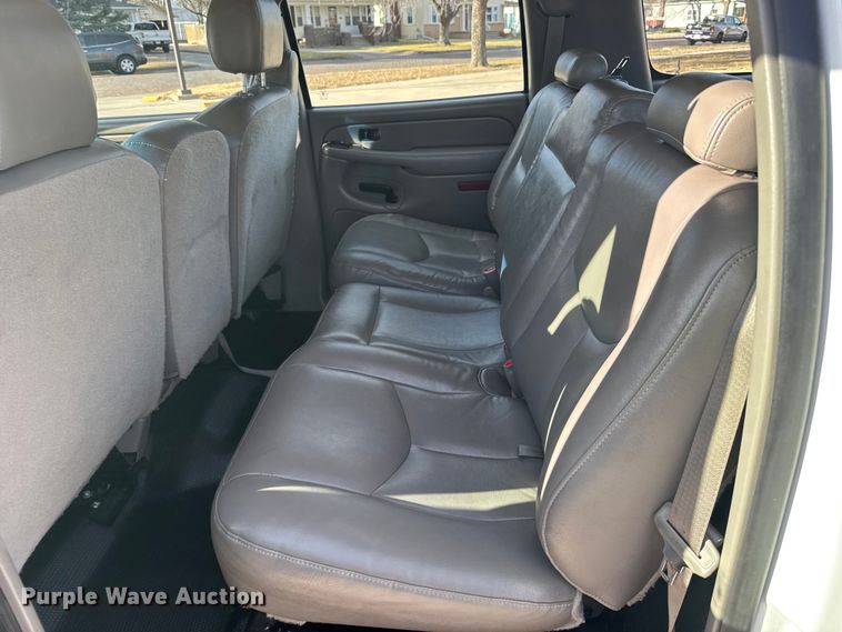 image for item FB0544 2006 Chevrolet Suburban SUV