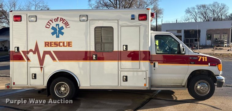 image for item FG2514 2004 Ford E450 Super Duty ambulance