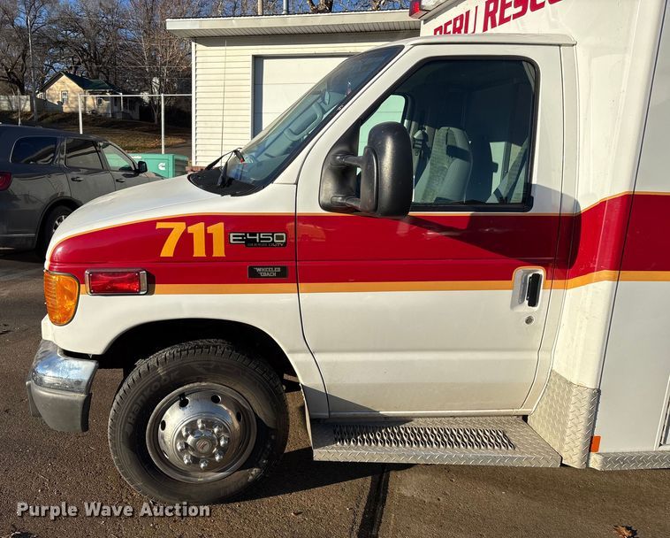 image for item FG2514 2004 Ford E450 Super Duty ambulance