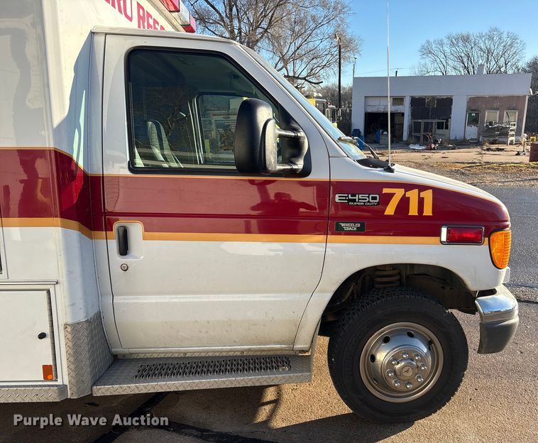 image for item FG2514 2004 Ford E450 Super Duty ambulance