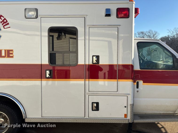 image for item FG2514 2004 Ford E450 Super Duty ambulance