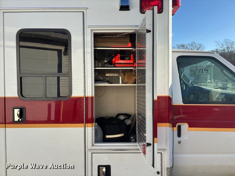 image for item FG2514 2004 Ford E450 Super Duty ambulance
