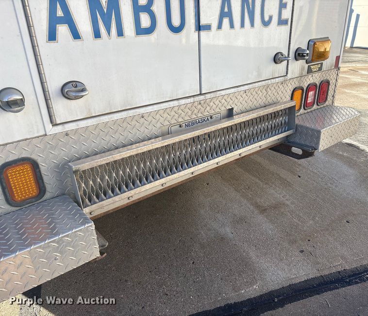 image for item FG2514 2004 Ford E450 Super Duty ambulance