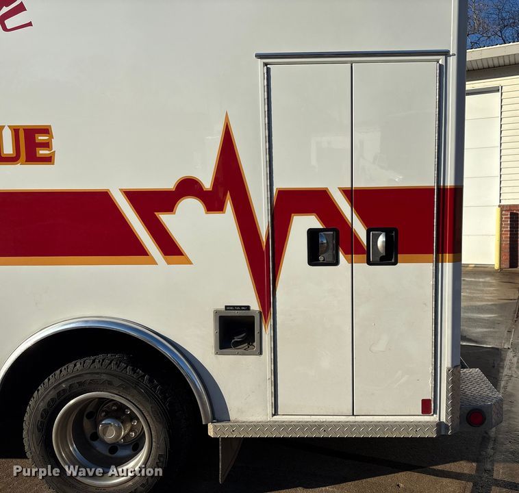 image for item FG2514 2004 Ford E450 Super Duty ambulance