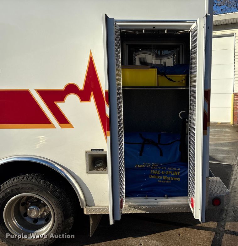 image for item FG2514 2004 Ford E450 Super Duty ambulance