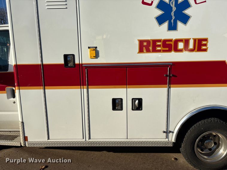 image for item FG2514 2004 Ford E450 Super Duty ambulance