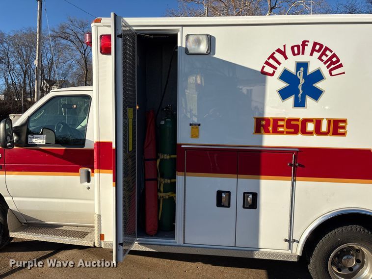 image for item FG2514 2004 Ford E450 Super Duty ambulance