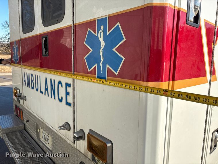 image for item FG2514 2004 Ford E450 Super Duty ambulance