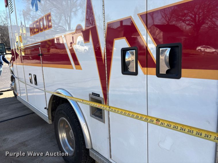 image for item FG2514 2004 Ford E450 Super Duty ambulance