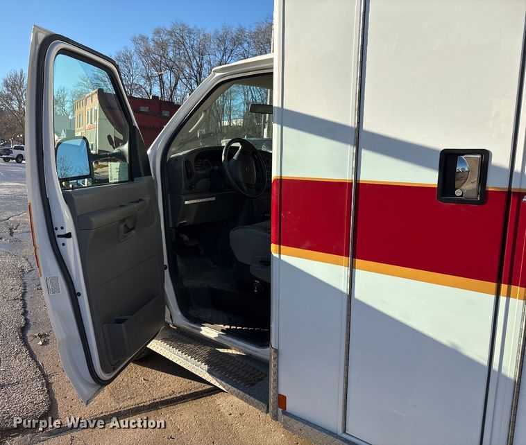 image for item FG2514 2004 Ford E450 Super Duty ambulance