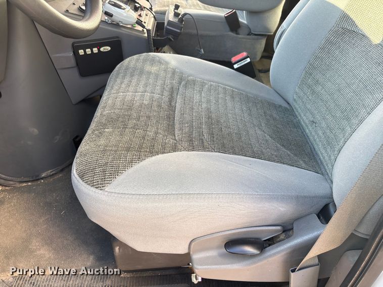 image for item FG2514 2004 Ford E450 Super Duty ambulance