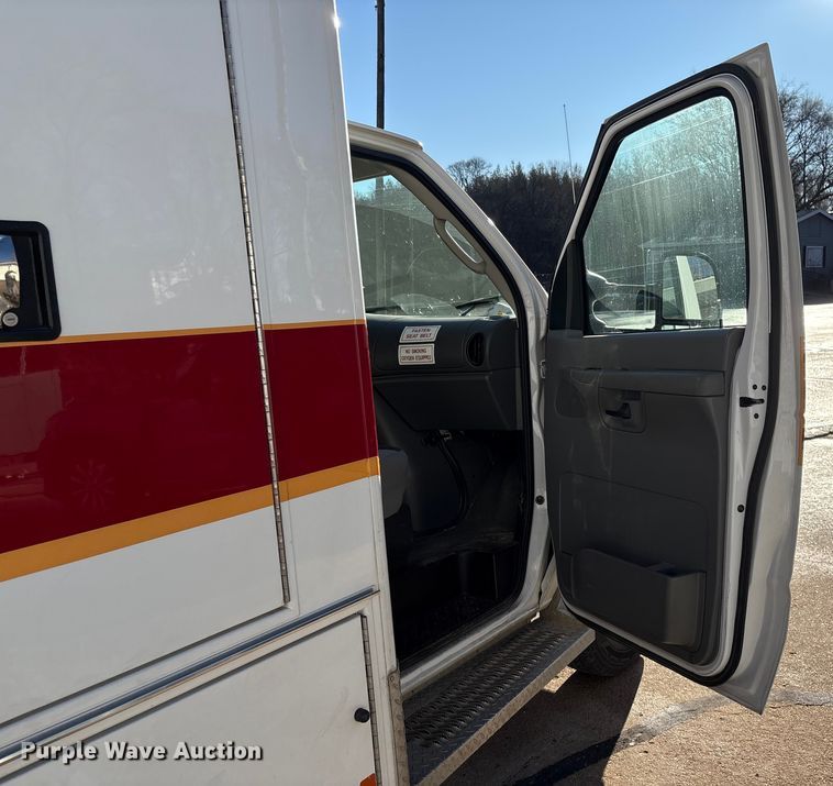 image for item FG2514 2004 Ford E450 Super Duty ambulance