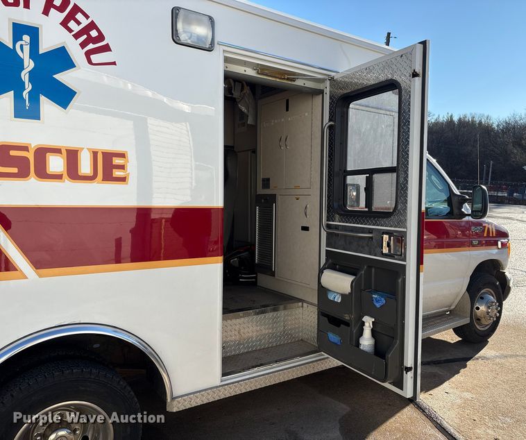 image for item FG2514 2004 Ford E450 Super Duty ambulance