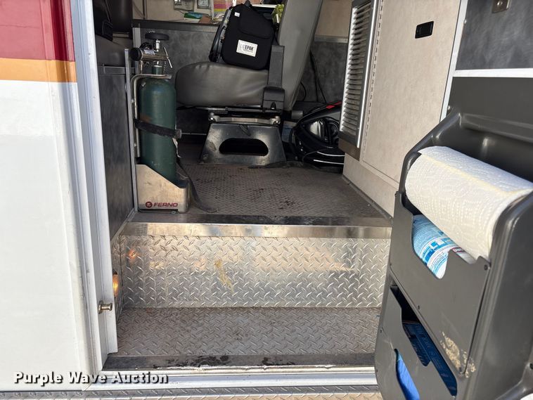 image for item FG2514 2004 Ford E450 Super Duty ambulance