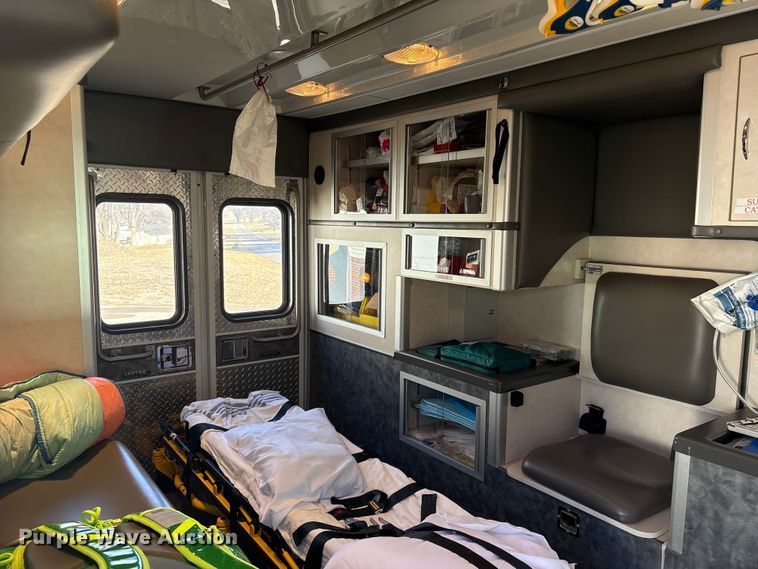 image for item FG2514 2004 Ford E450 Super Duty ambulance