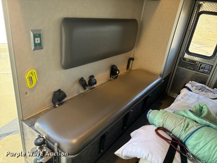 image for item FG2514 2004 Ford E450 Super Duty ambulance