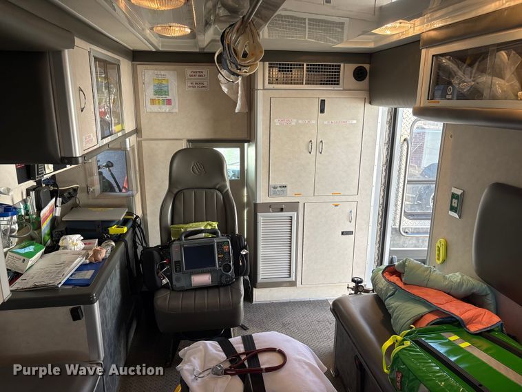 image for item FG2514 2004 Ford E450 Super Duty ambulance