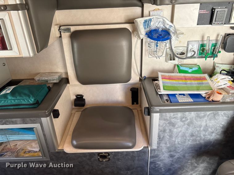 image for item FG2514 2004 Ford E450 Super Duty ambulance