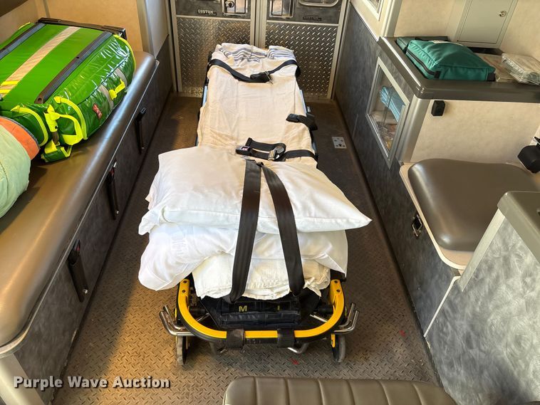 image for item FG2514 2004 Ford E450 Super Duty ambulance