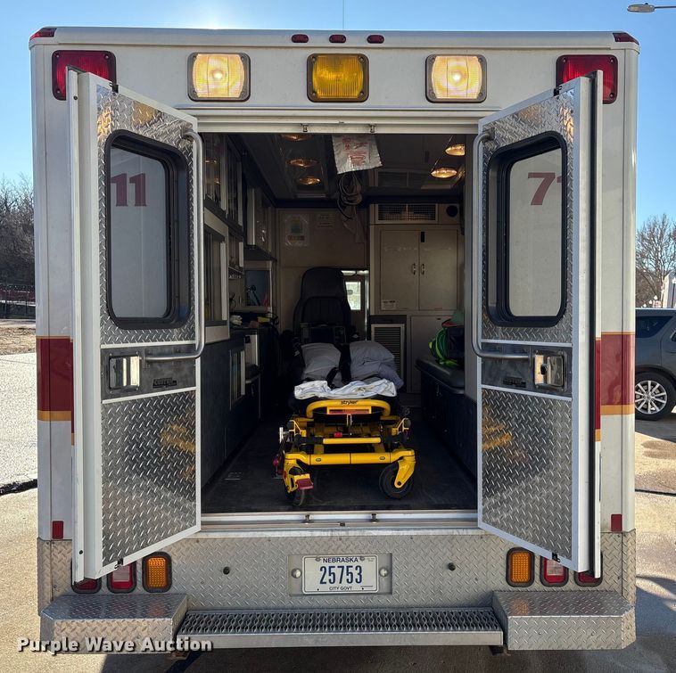 image for item FG2514 2004 Ford E450 Super Duty ambulance