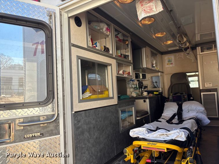 image for item FG2514 2004 Ford E450 Super Duty ambulance