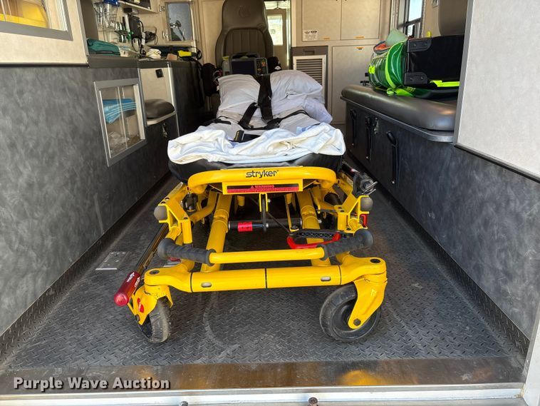 image for item FG2514 2004 Ford E450 Super Duty ambulance